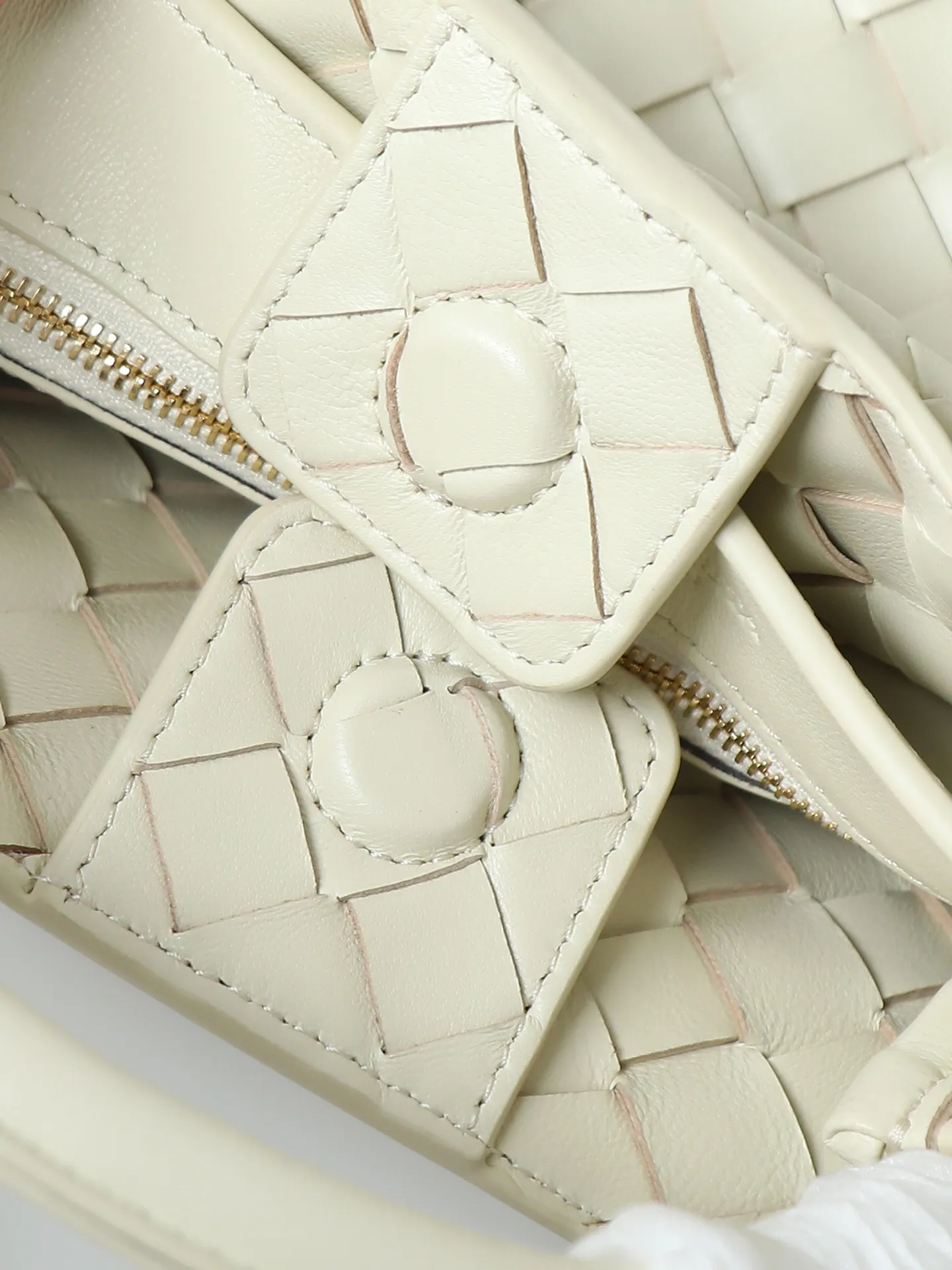 1300. Andiamo is shipping‼ ️Really popular🔥The new Andiamo woven handbag launched by Bottega Veneta this season is really popular all over the world! ! Celebrities at home and abroad have worn it, and Oscar-winning actress Michelle Yeoh has taken it out on the street. Song Jia, Trai Yala, Yu Feihong, Sanji Ayaka, Rosie Hunting-Whiteley, Yoshioka Riho, etc. have all worn this bag. It is classic and versatile and shows off your temperament, and the bag capacity is also large, which is very convenient for daily commuting! ! A variety of carrying methods, the shoulder straps can be adjusted by yourself, the original lambskin feels soft and delicate, and the unisex style breaks the gender boundaries and brings a more practical and long-lasting use experience. Andiamo, which has both elegant and casual styles, perfectly interprets the true appearance of "fashionable old money style". Style number: 766014 Size: 25*22*10.5cm